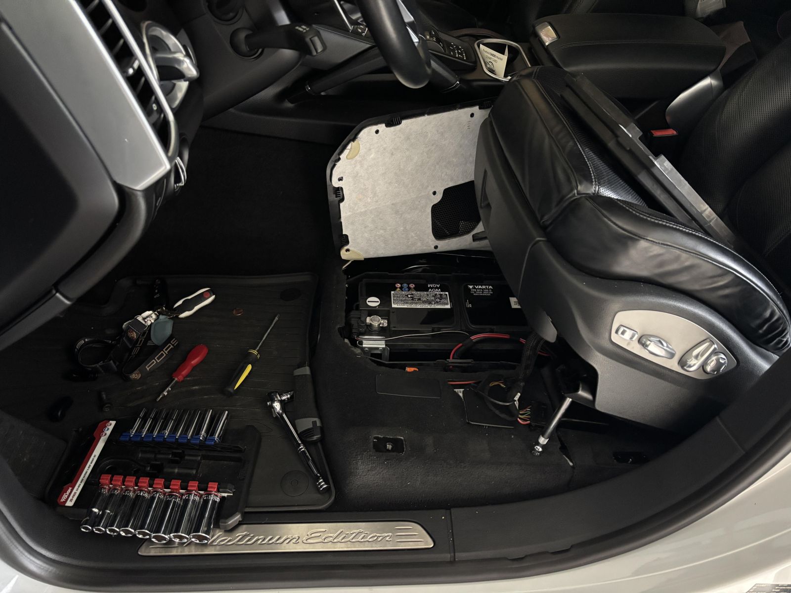 Vị tri bình ắc quy trên xe Porsche 