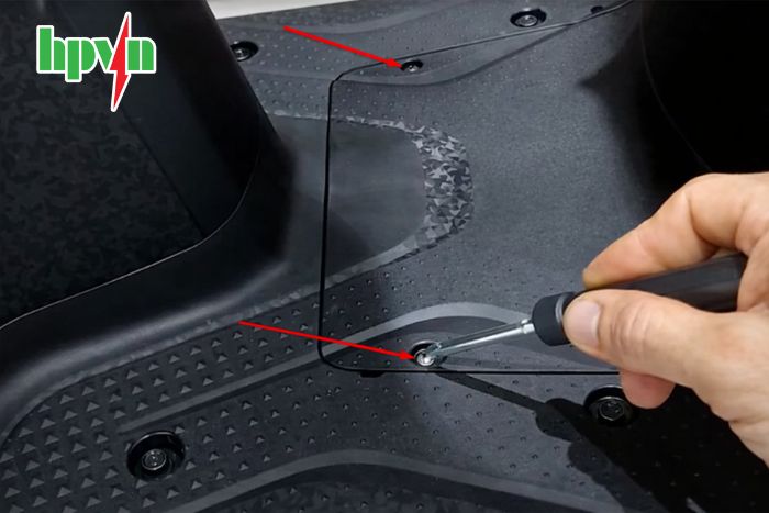 Tháo bình ắc quy xe Vision đời mới 