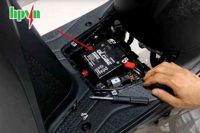 Có thể tự thay bình ắc quy cho xe Vision tại nhà 