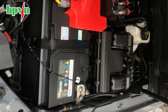 Vị trí bình ắc quy trên xe Ford Ranger 